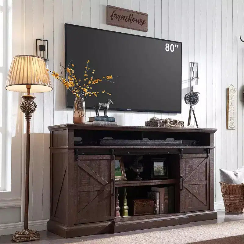 Mobile TV da fattoria per TV fino a 80", console multimediale alta 94 cm con ante scorrevoli a persiana, armadietti e ripiani regolabili