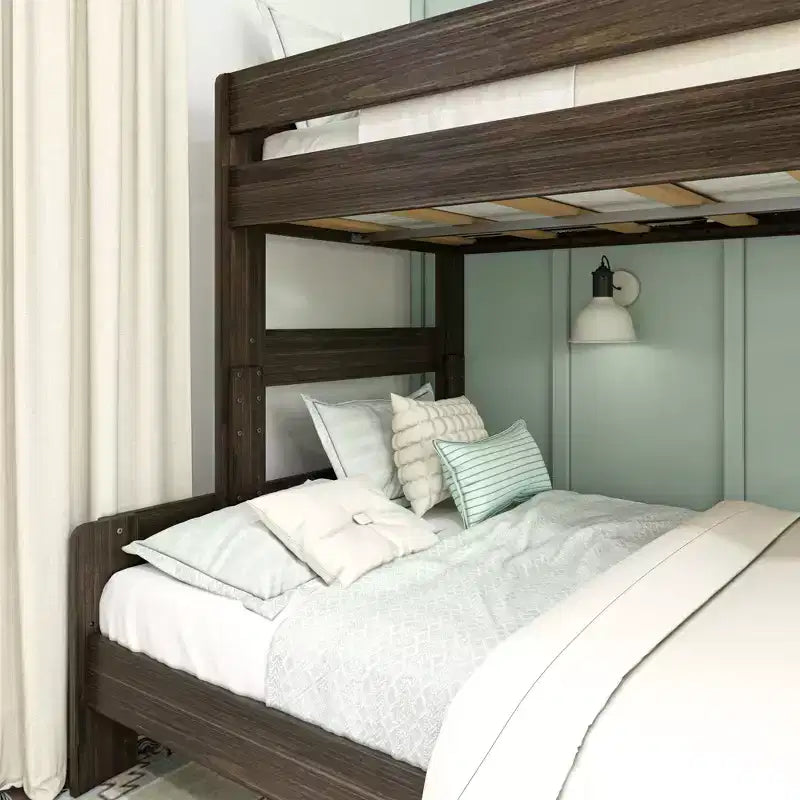 Letto a castello singolo sopra una piazza e mezza, stile moderno rustico, legno massello