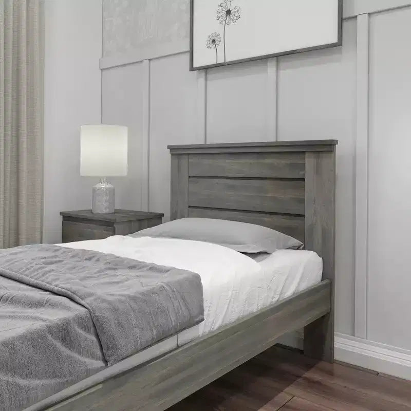 Struttura letto singola con testiera a pannelli – Letto a piattaforma moderno in legno massello stile "farmhouse"