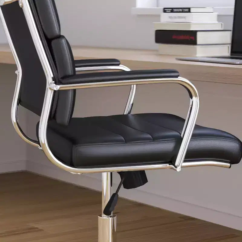 Sedia da ufficio ergonomica con schienale alto, braccioli imbottiti e base girevole