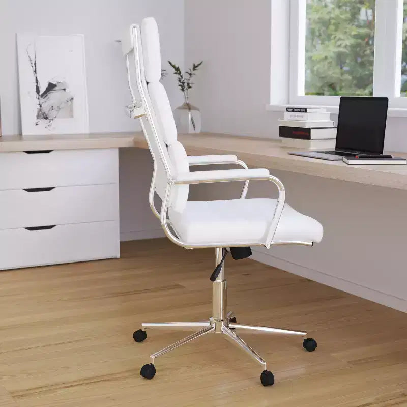 Sedia da ufficio ergonomica con schienale alto, braccioli imbottiti e base girevole
