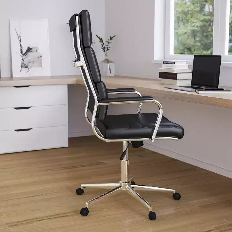 Sedia da ufficio ergonomica con schienale alto, braccioli imbottiti e base girevole