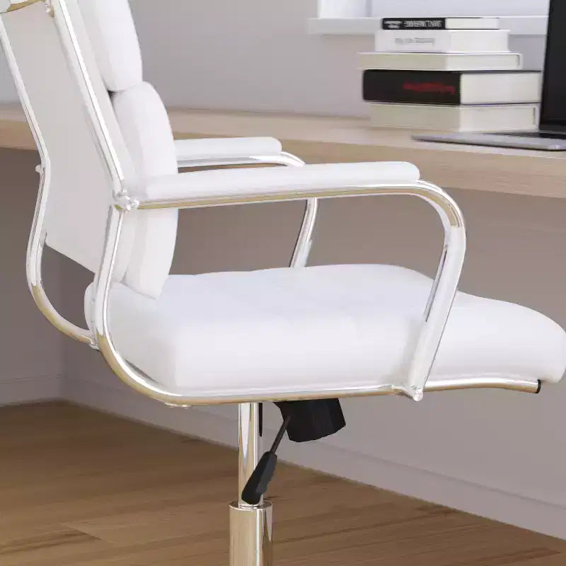 Sedia da ufficio ergonomica con schienale alto, braccioli imbottiti e base girevole