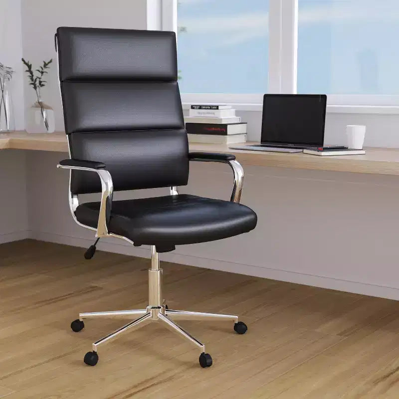 Sedia da ufficio ergonomica con schienale alto, braccioli imbottiti e base girevole