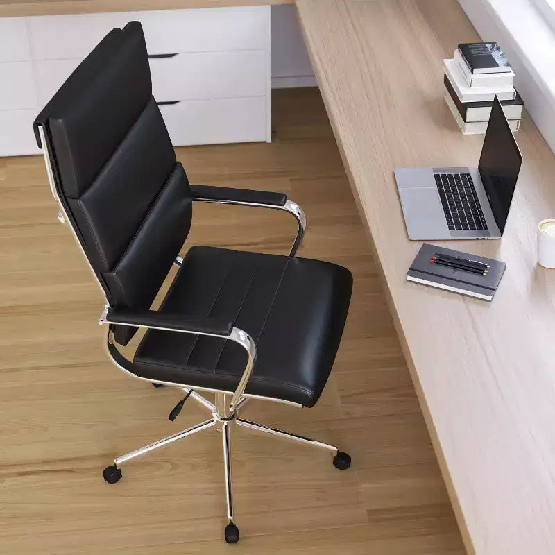 Sedia da ufficio ergonomica con schienale alto, braccioli imbottiti e base girevole